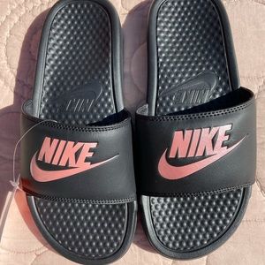 Women’s Nike slides Sz 8